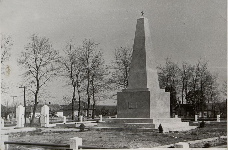 Image: Town of Bichke. Memorial at the military cemetery