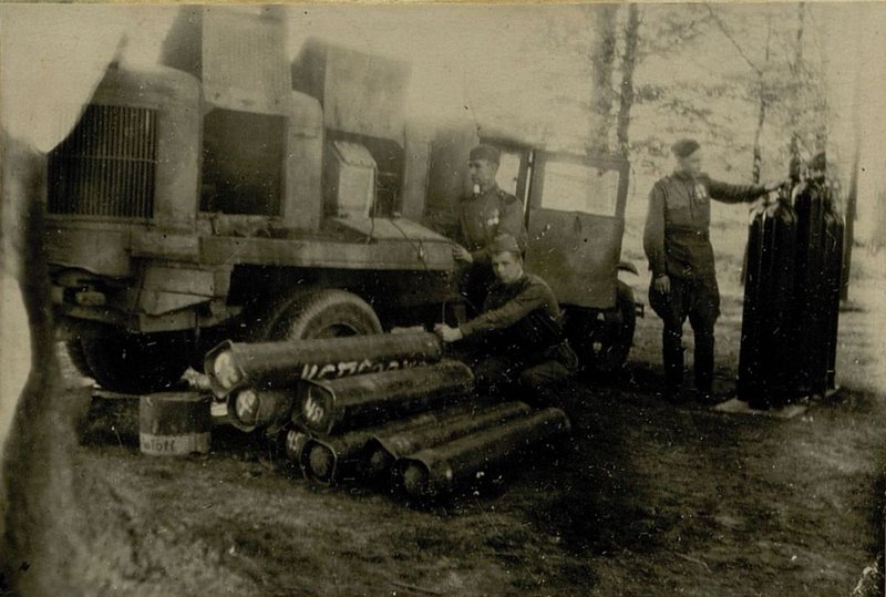Image: Album about the work of vehicles of the 451st battalion of airfield services, 1941-1945.