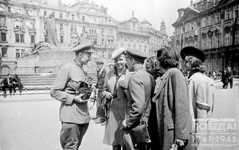 Soviet soldiers and people of Prague on the day of its liberation near the memorial to Jan Gus