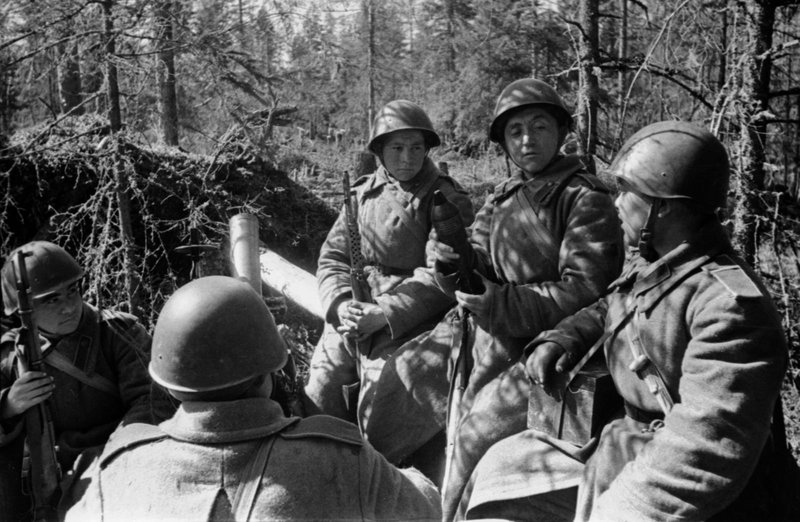 Mortar crew of the Guards Sergeant Nurmukhamed Shagabutdinov studying the 82-mm mortar