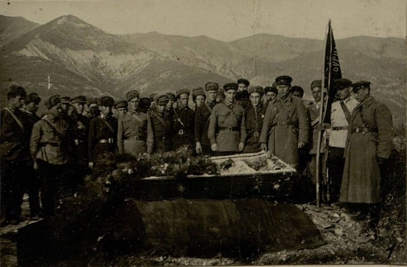 Фотография: Похороны заместителя командира 404 полка по политчасти майора Вовк Х.Н. в гор. Геленджике. Погиб в середине апреля 1943 года на "Малой земле"