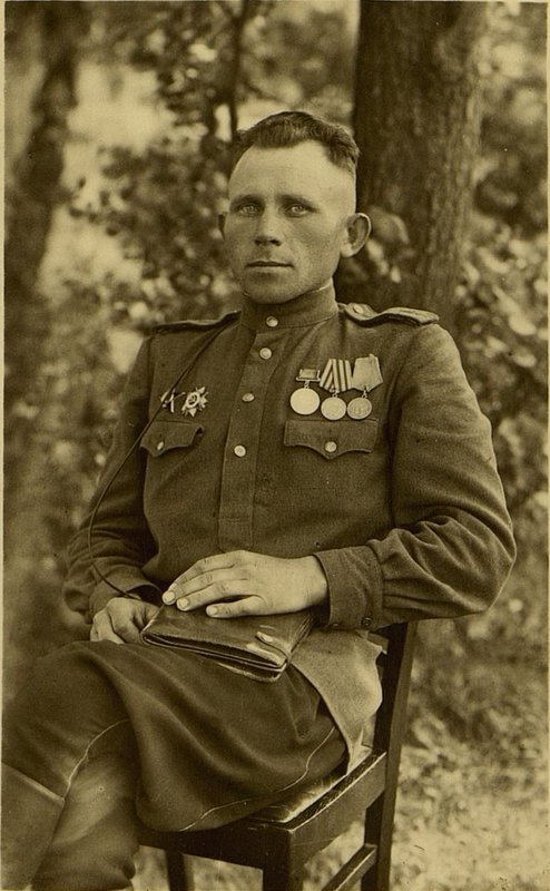 Фотография: Полковой инженер старший лейтенант Халин