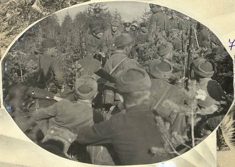 Фотография: Член Военного Совета дивизионный комиссар Васильев и член Президиума Верховного Совета на участке обороны бригады
