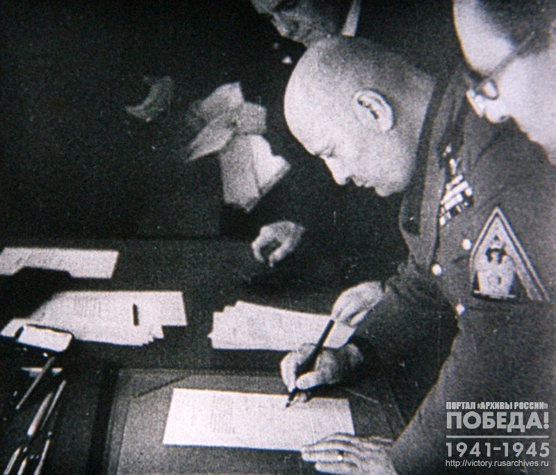 Б. Муссолини подписывает Мюнхенское соглашение. 29 сентября 1938 года