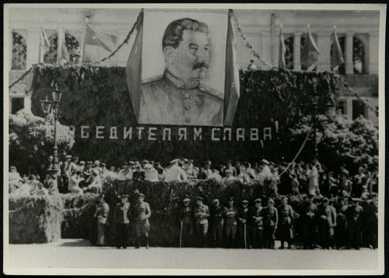 Оригинальный образ: Генерал-полковник товарищ Бюрюзов вручает ордена Советского Союза болгарским генералам и офицерам