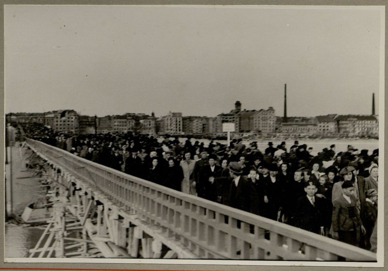 Image: After the opening of the pavement, a crowd of local residents moved across the bridge