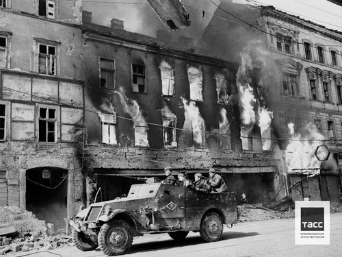 Советские разведчики 1-го гвардейского механизированного корпуса на одной из улиц Вены во время наступательной операции