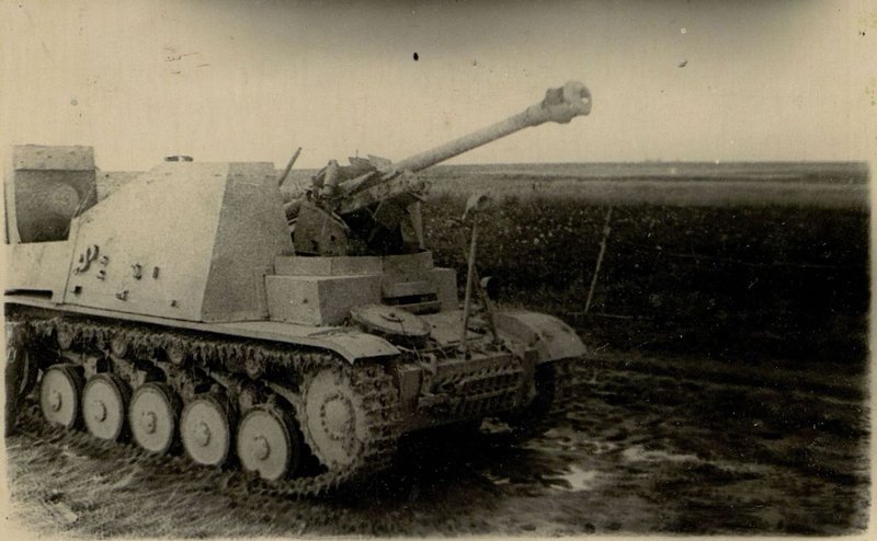 Фотография: Штурмовое орудие (самоходная пушка) противника, подбитое нашей артиллерией