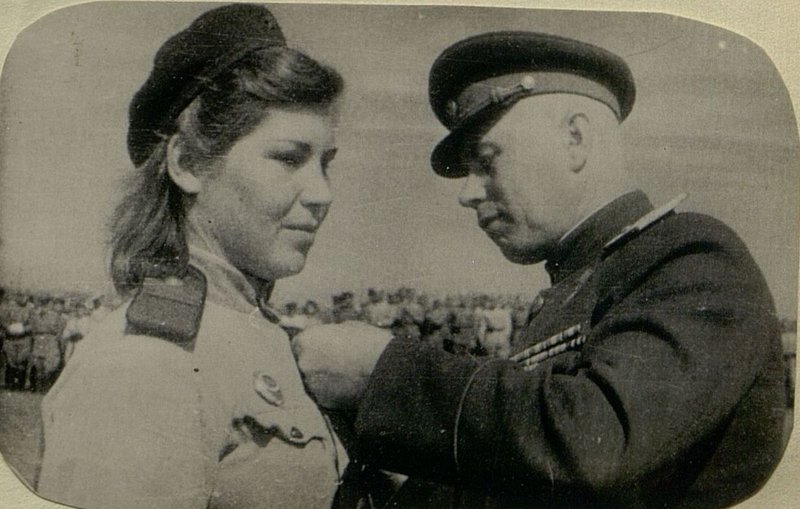 Фотография: Вручение награды сержанту Заикиной