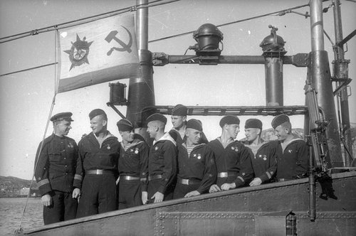 Вручение экипажу мотобота Столбова ордена Красного Знамени и Краснознаменного флага