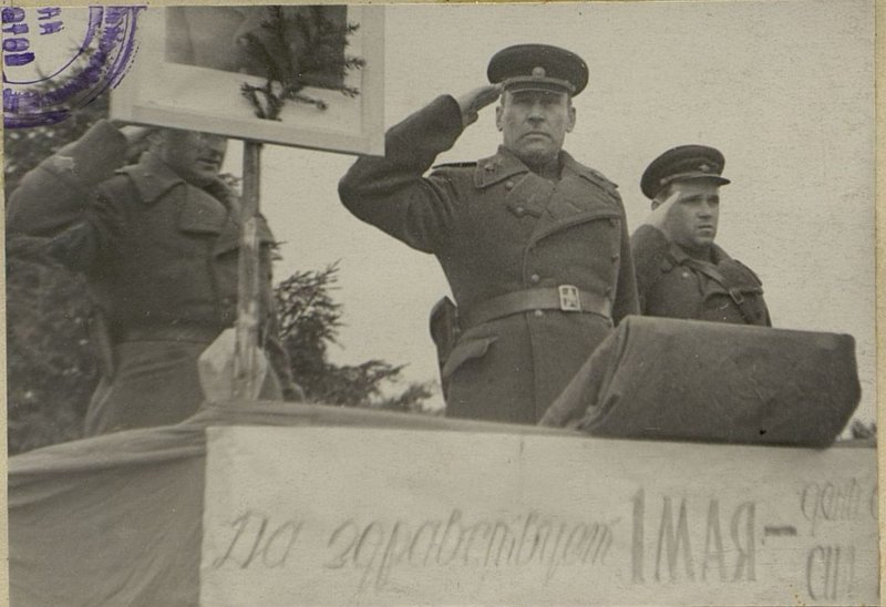 Фотография: Генерал Майор Колосов принимает парад частей бригады
