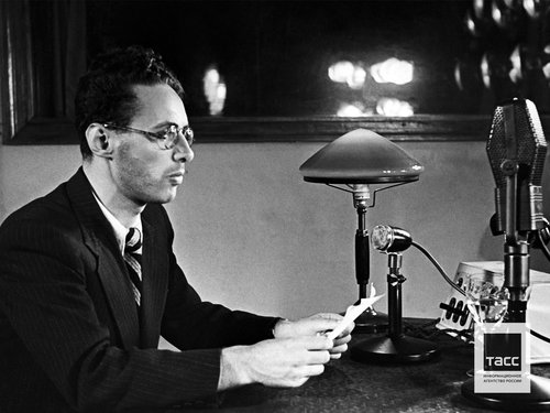 Диктор Всесоюзного радио Юрий Левитан у микрофона. Москва, август 1941 г.