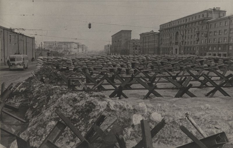 Баррикады на улицах Москвы в годы ВОВ.