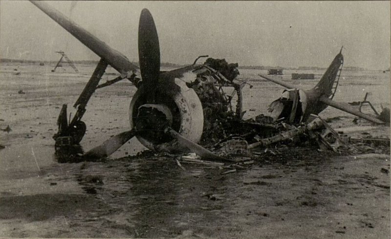 Фотография: Сожженный штурмовиками Фв-100 на аэродроме Варген