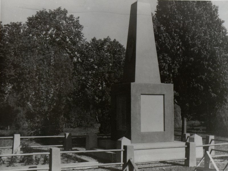 Фотография: г. Капувар. Памятник-монумент на воинском кладбище