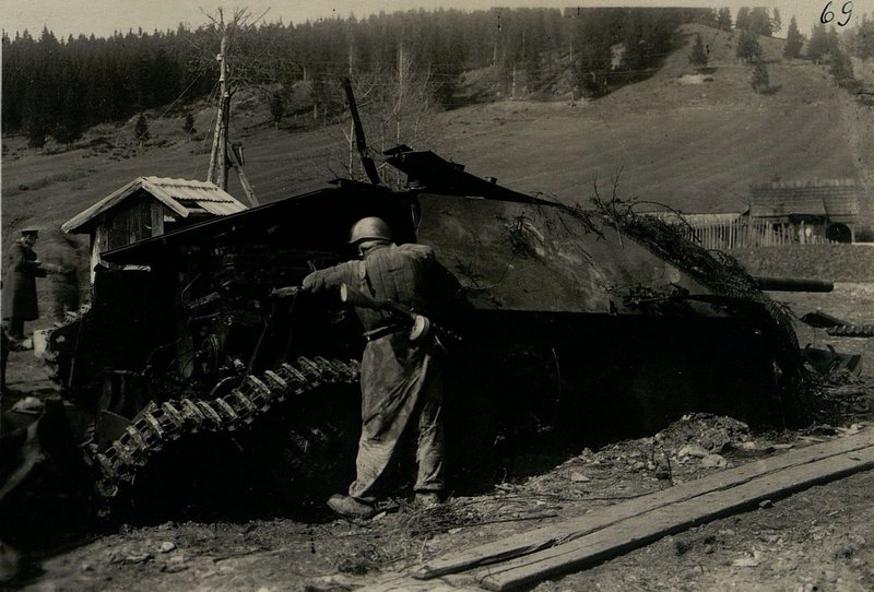Image: Broken self-propelled gun with a direct hit of a 152 mm projectile. Trsten area, 17th Guards Rifle Corps action zone