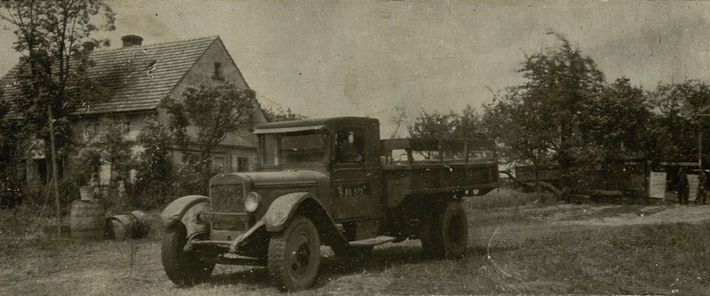 Фотография: Колонна автороты 428 БАО (батальона аэродромного обслуживания) после заправки выходит в рейс