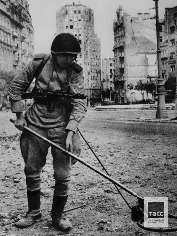 Солдат Красной Армии разминирует улицу югославского города после его освобождения в ходе Белградской операции