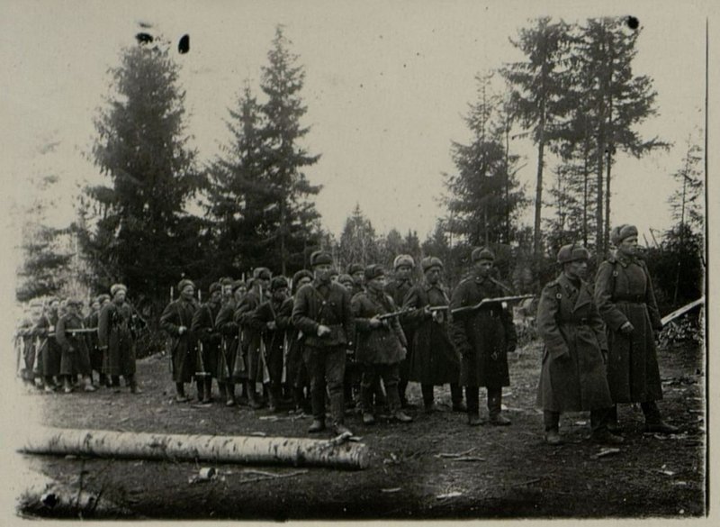 Image: Subdivision of Senior Lieutenant Komlyakov on the march