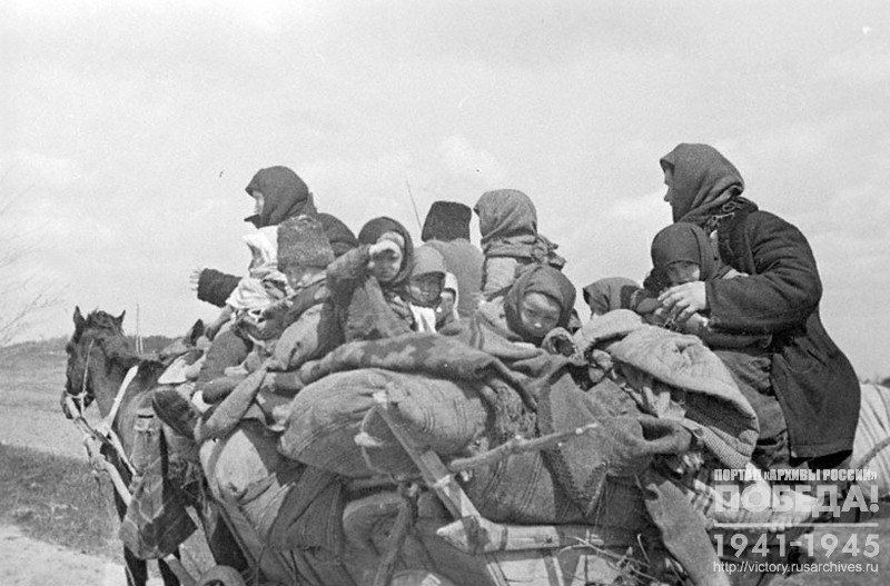Румынское население, угнанное немецкими и румынскими властями, возвращаются в родные места, освобожденные советскими войсками