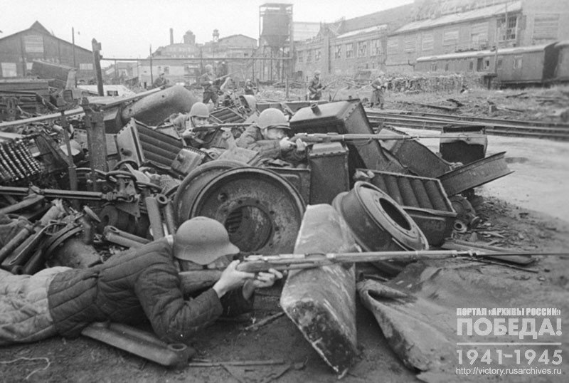 Soldiers during tactical exercises in the industrial district of the city
