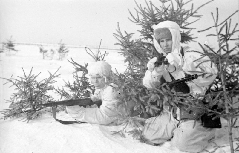 Head of Reconnaissance of Separate Guards Mortar Battalion of 17th Guards Mortar Regiment, Lieutenant V.F. Pugach (right) and recon A. Gladkov.