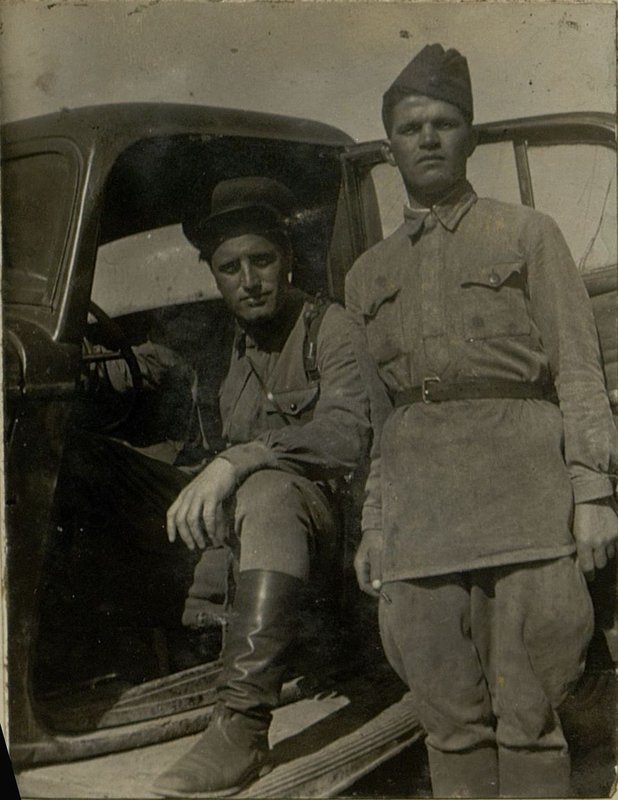 Фотография: 23 мая 1942 г. старший батальонный комиссар Кадышев Т.Т. был отозван политуправлением фронта из полка и назначен комиссаром артуправления 24 армии. В настоящее время он работает заместителем командующего артиллерии по политчасти СКФ.