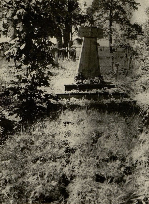 Фотография: Братская могила расположена на Южной окраине городского поселка Октябрь, Октябрьского района, Бобруйской области