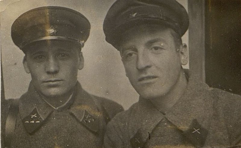 Фотография: Бывший пом. Начальник штаба 227 ГАП Старший лейтенант Петров, красноармеец первого пополнения Горохов Л.М. 1938 г.