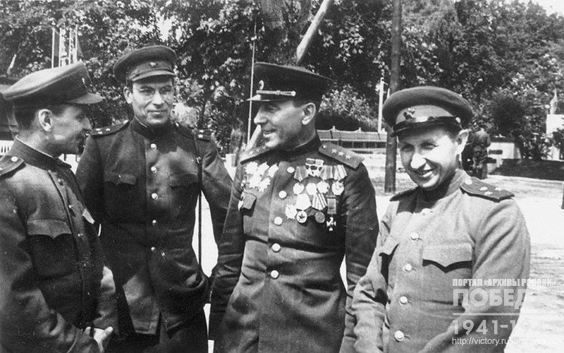 Художники Кукрыниксы (Н.А. Соколов, М.В. Куприянов и П.Н. Крылов) беседуют с генерал-полковником М.Е. Катуковым (2-й справа)