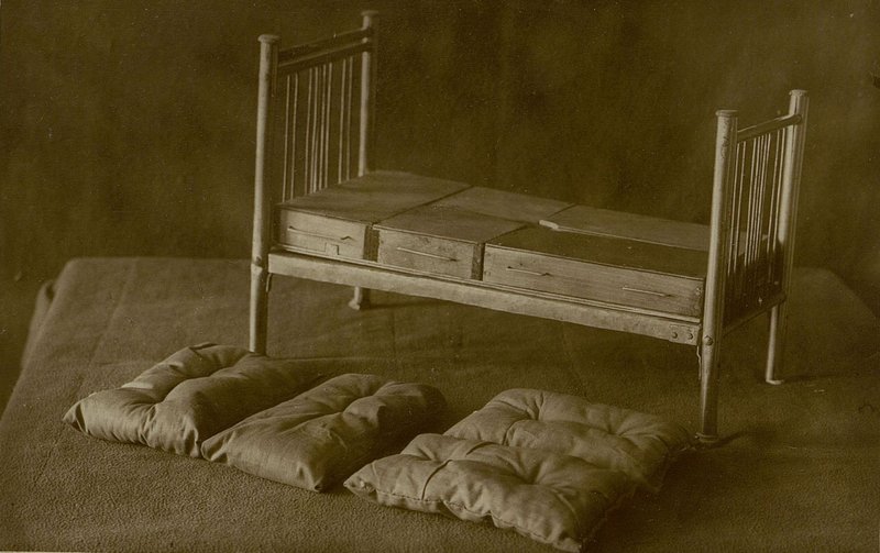 Image: Bedside installation of Professor Bogdanov. To change the traction to a plaster cast to the bed