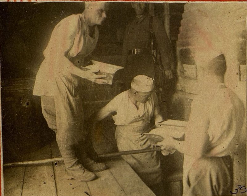 Фотография: В пекарне: За работой. Слева направо: краноармеецы Мишланов, Гаврилов и бригадир Стрельников