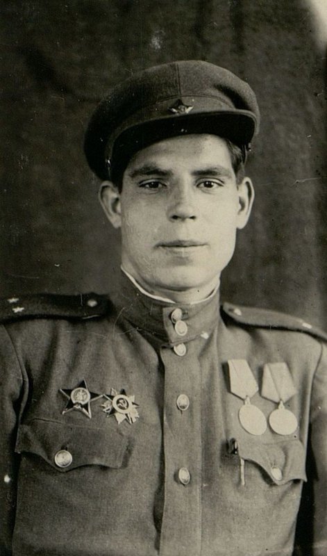 Фотография: Лейтенант Александр Иванович Прасолов, коммунист