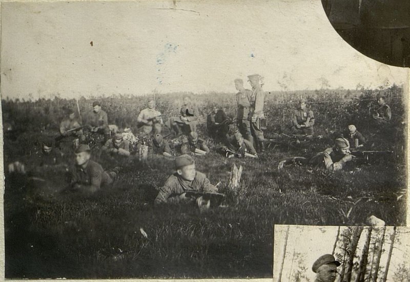 Image: Sappers, under the cover of machine gunners, are mining the front edge
