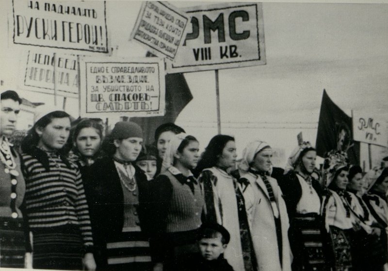 Фотография: Генерал-полковник товарищ Бюрюзов вручает ордена Советского Союза болгарским генералам и офицерам