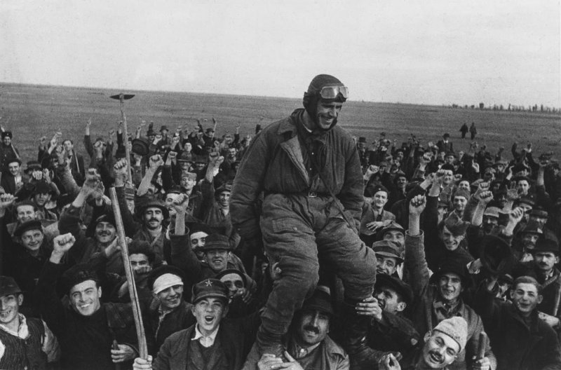 Югославские крестьяне приветствуют советского летчика, приземлившегося на югославской территории