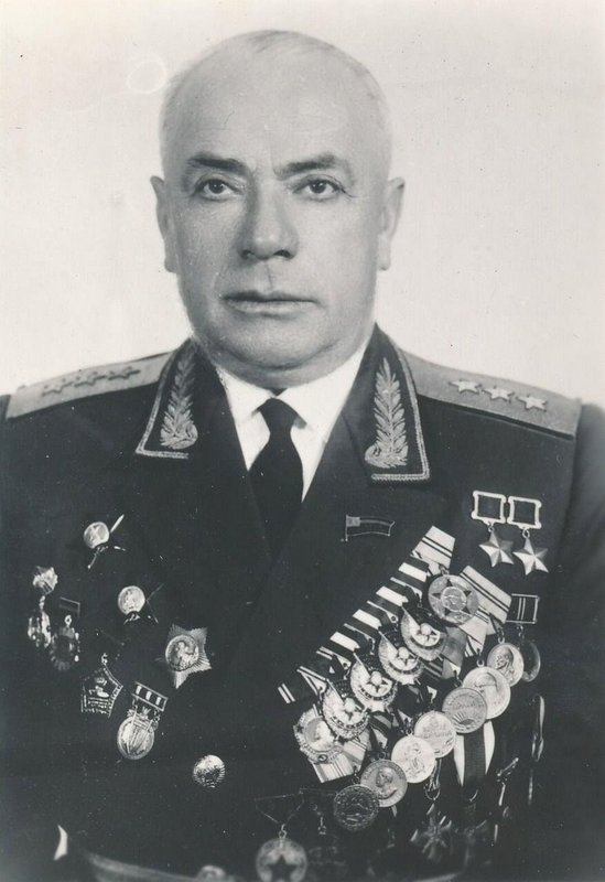 Дважды Герой Советского Союза генерал-полковник Драгунский Давид Абрамович. Участник боев у озера Хасан, Великой Отечественной войны с 07.1941-05.1945 гг. Командир 55-й гвардейской танковой бригады на 1-м Украинском фронте