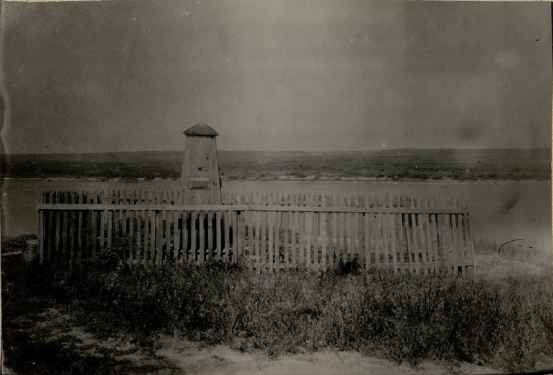 Фотография: Могила подполковника Петрова. Территория дер. Чаплино Стародубского сельсовета, Лоевского района