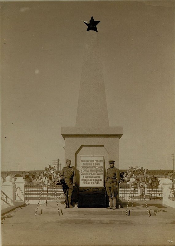 Фотография: Почетный караул у памятника на братской могиле в г. Сун-у