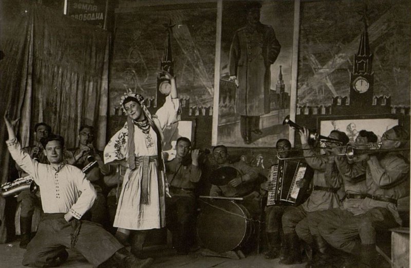 Фотография: Полковой Ансамбль: украинская пляска в исполнении Старший Сержант а Самойленко (постановщик) и ефрейтор С. Гелиной