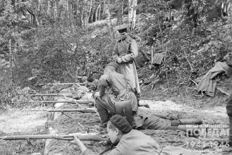 Female-signalers at the first lesson of a rifle shooting