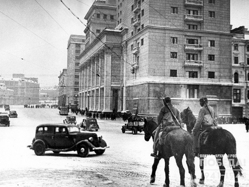 Конный патруль на Манежной площади