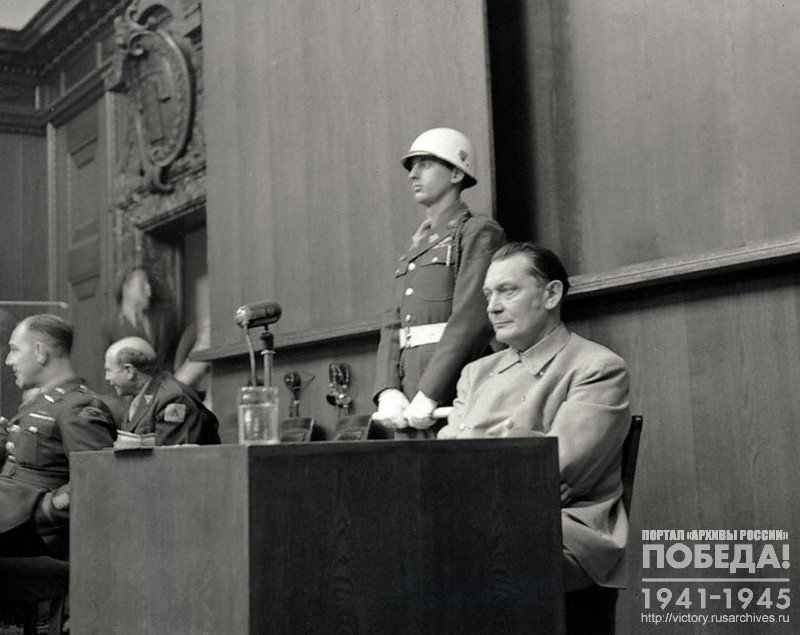 Подсудимый Г. Геринг отвечает на вопросы обвинителя Р. Джексона во время Нюрнбергского процесса