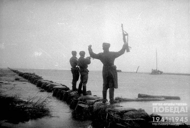 Soviet guardsmen at the Frisch Nerung bay after the defeat of the enemy