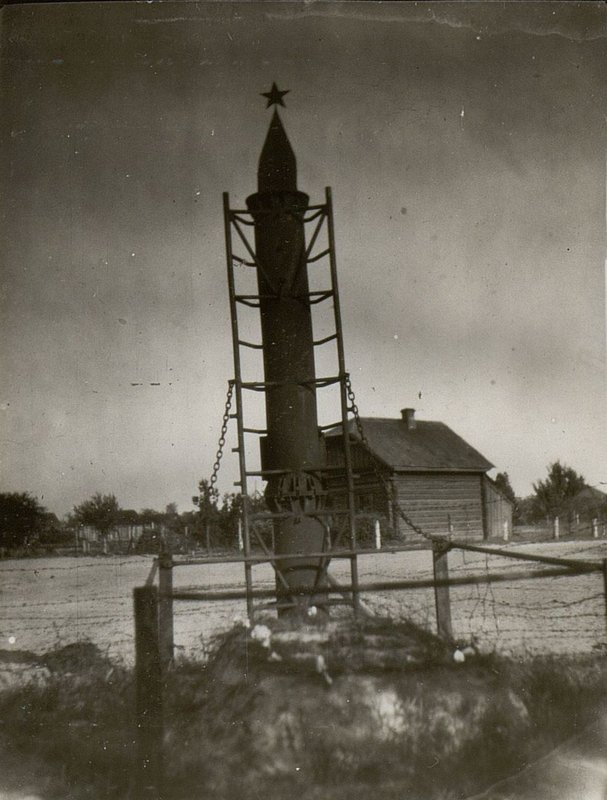 Фотография: Памятник 8-ми героям-танкистам, погибшим в боях Великой Отечественной войны, г. Жлобин, по улице Калинина