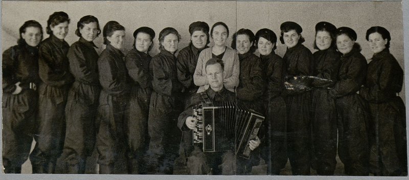Фотография: Женский ансамбль красноармейцев самодеятельности