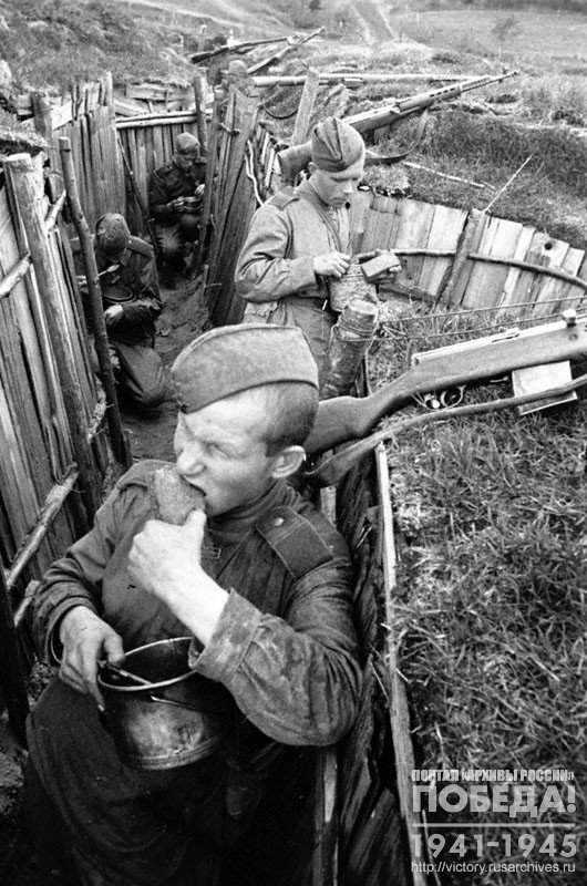 Soldiers of Senior Sergeant I.Vaskin's unit having lunch. Sergeant T. Osipov is in the foreground