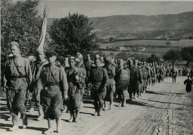 Фотография: Генерал-полковник товарищ Бюрюзов вручает ордена Советского Союза болгарским генералам и офицерам