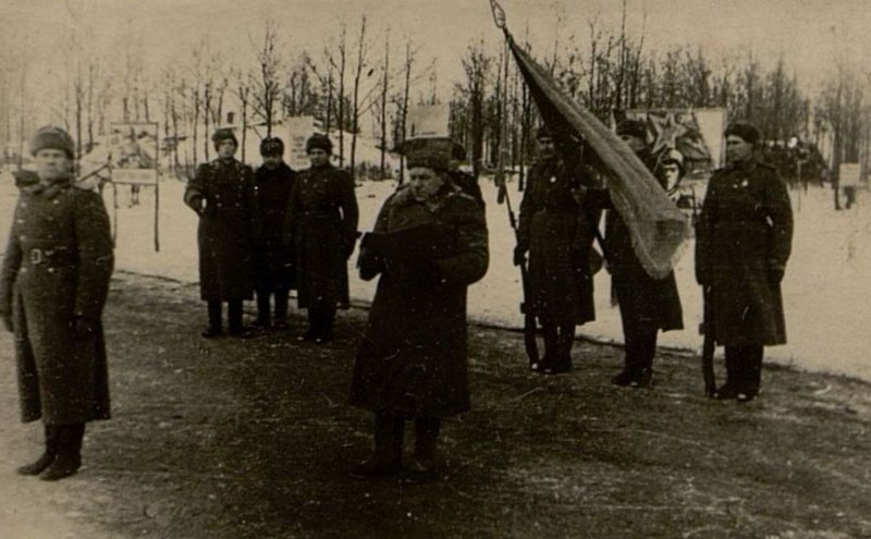 Фотография: Знамя полка вручает Командующий округом Генерал-Полковник Рейтер. Знамя полка принимает командир полка майор Жидович