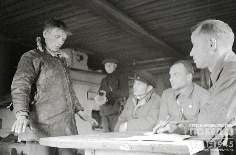 Заместитель начальника особого отдела Н.И.Тимоненко, начальник штаба И.В.Крылов и уполномоченный особого отдела 11-го отряда Н.И.Бесчастнов допрашивают изменника Родина Семенова